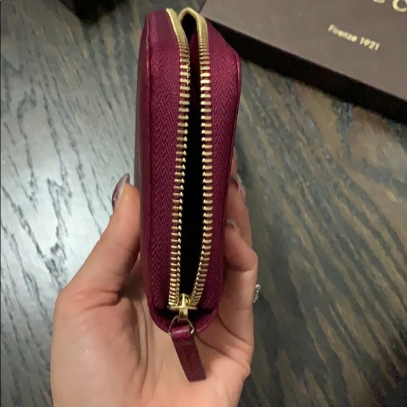 ▪️GUCCI▪️ Beautiful Authentic BNWOT wallet. - Picture 2 of 8